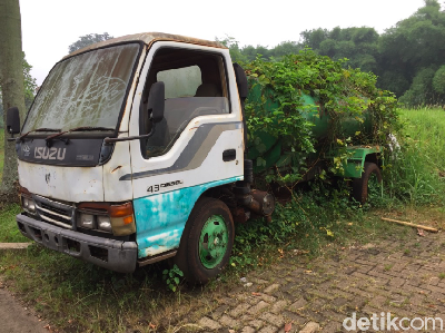 Truk Tangki Air Diselumuti Tanaman