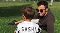 Sebagai mantan pemain sepakbola, Del Piero kerap mengenalkan olahraga yang membesarkan namanya itu ke buah hatinya. Seperti di foto ini, Del Piero foto dengan Sasha yang mengenakan jersey Juventus di sebuah lapangan. (Foto: Instagram @alessandrodelpiero)