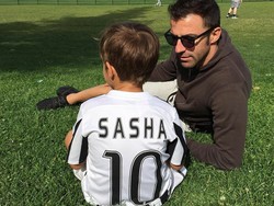 Sebagai mantan pemain sepakbola, Del Piero kerap mengenalkan olahraga yang membesarkan namanya itu ke buah hatinya. Seperti di foto ini, Del Piero foto dengan Sasha yang mengenakan jersey Juventus di sebuah lapangan. (Foto: Instagram @alessandrodelpiero)