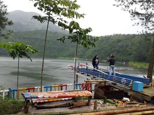 Buang Penat Kamu di Telaga Menjer yang Tenang & Damai