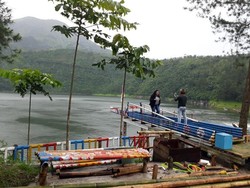 Buang Penat Kamu di Telaga Menjer yang Tenang & Damai