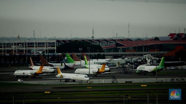 Sejumlah pesawat dari beragam maskapai penerbangan pada pelataran pesawat Soekarno Hatta, Tangerang, Banten, Kamis (4/1/2018)