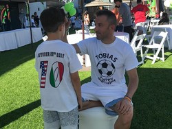 Bahkan ketika Tobias, anak sulungnya, ulang tahun, Del Piero merayakannya dengan nuansa sepakbola. Terlihat Del Piero mengenakan kaus bergambar bola dengan tulisan Tobias, sementara anaknya mengenakan kaus bernomor 10 sebagai usianya yang baru. (Foto: Instagram @alessandrodelpiero)