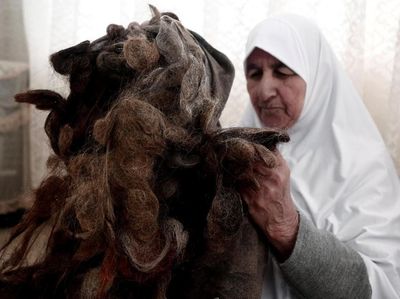 Wanita Palestina Ini Kumpulkan Rambutnya Selama 67 Tahun