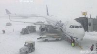 Foto: Landasan Bandara JFK New York yang Memutih Akibat Badai Salju