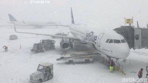 Foto: Landasan Bandara JFK New York yang Memutih Akibat Badai Salju