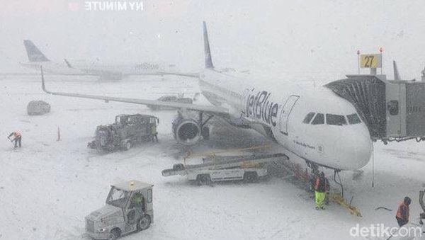 Foto: Landasan Bandara JFK New York yang Memutih Akibat Badai Salju
