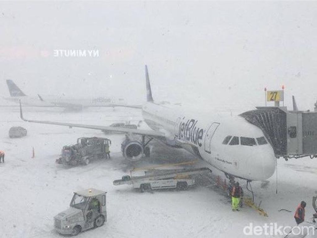 Foto: Landasan Bandara JFK New York yang Memutih Akibat Badai Salju