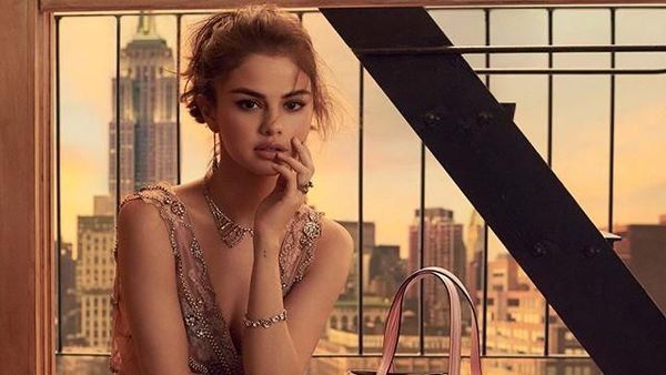 Fans Protes, Wajah Selena Gomez di Iklan Coach Diedit dan Nyaris Tak Dikenali