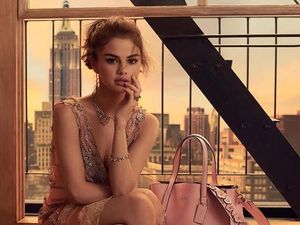 Fans Protes, Wajah Selena Gomez di Iklan Coach Diedit dan Nyaris Tak Dikenali