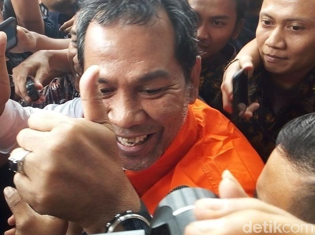 Bupati HST Kalsel Resmi Ditahan KPK Bupati HST Kalsel Resmi Ditahan KPK