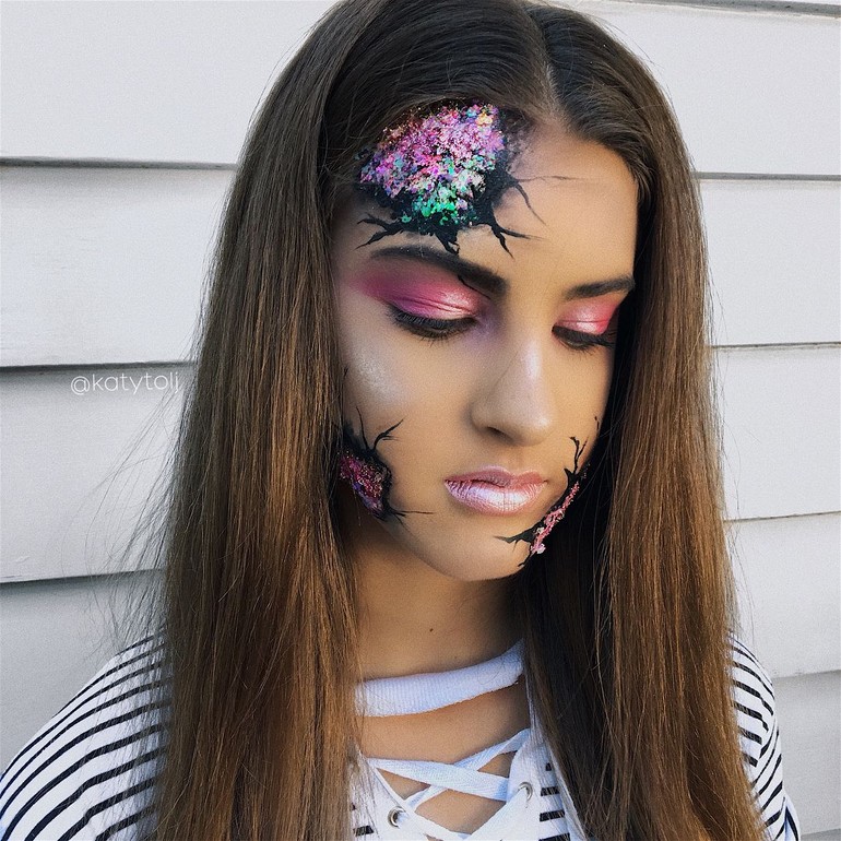 кэти мейкап в instagram. кэти перри стиль. красивая девушка ос смоки. кэти перри макияж подводка блестками под глазами. кэти мейкап в instagram.