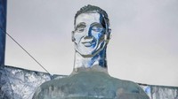 Wajah patung itu dinilai tak mirip dengan Ronaldo. Patung di Moscows Park Pobedy menjadi olok-olokan lagi untuk Ronaldo. (Foto: Mladen Antonov/AFP)