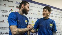 Bisakah kedua pemain asing ini membawa Persib kembali berjaya di Liga Indonesia, setelah musim lalu tampil mengecewakan? (M Agung Rajasa/ANTARA FOTO)