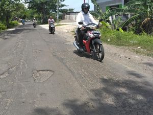 Jalan Desa di Gresik Rusak, Warga Minta Tanggung Jawab Pemkab