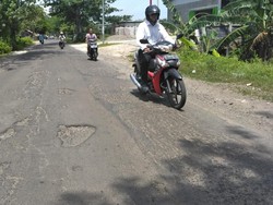 Jalan Desa di Gresik Rusak, Warga Minta Tanggung Jawab Pemkab