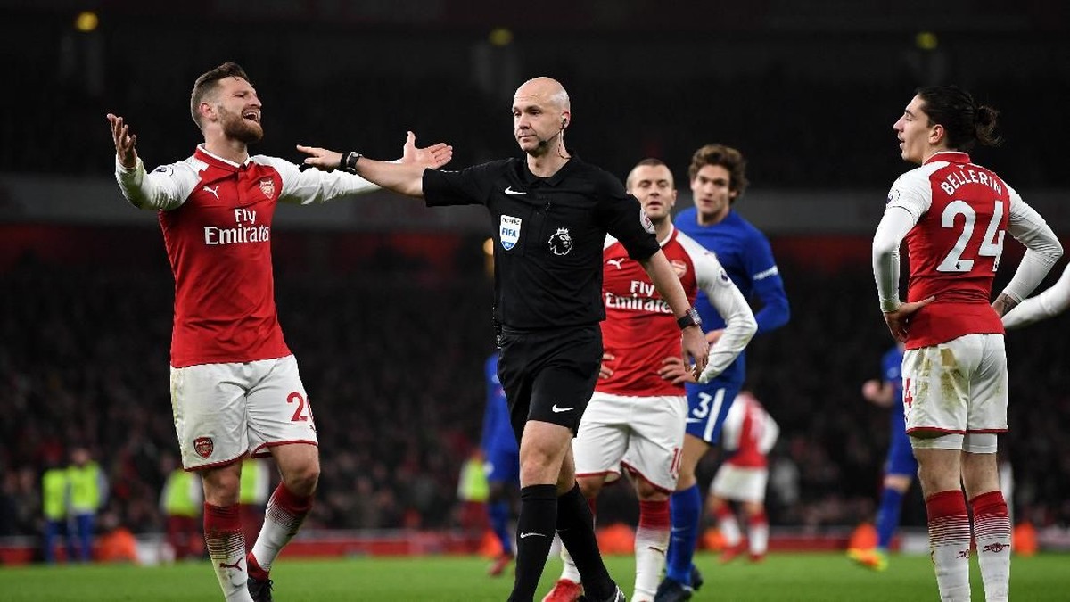 Wasit Anthony Taylor pada laga Arsenal vs Chelsea di Emirates Stadium. (Foto: Shaun Botterill/Getty Images)
