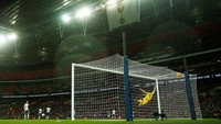 Dari jarak yang amat jauh, Obiang melepaskan tembakan geledek yang membuat Hugo Lloris bertekuk lutut. Foto: Eddie Keogh/Reuters