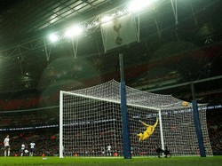 Dari jarak yang amat jauh, Obiang melepaskan tembakan geledek yang membuat Hugo Lloris bertekuk lutut. Foto: Eddie Keogh/Reuters