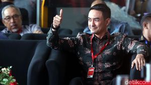 Senyum Gubernur Zumi Zola di KPK