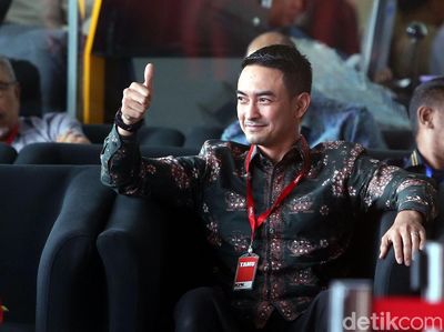 Senyum Gubernur Zumi Zola di KPK
