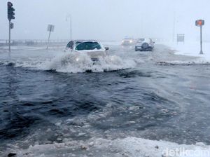 Foto: Warga AS Susah Payah Hadapi Badai Salju