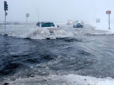 Foto: Warga AS Susah Payah Hadapi Badai Salju
