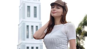 Foto: Gaya Liburan Presenter Bola Seksi, Sandra Olga
