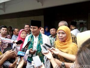 Aksi Khofifah dan Sandiaga Bantu Pegang HP Wartawan saat Wawancara Aksi Khofifah dan Sandiaga Bantu Pegang HP Wartawan saat Wawancara