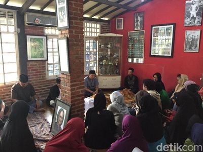 Begini Suasana di Rumah Duka Yon Koeswoyo