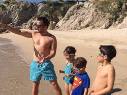 Del Piero juga kerap mengajak ketiga anaknya berlibur. Di foto ini, Del Piero mengenakan pakaian renang yang bermotif sama dengan ketiga anaknya saat ke pantai. Kompak ya! (Instagram @alessandrodelpiero)