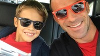 Mantan penyerang Juventus itu begitu gemar mengunggah foto kebersamaan dengan buah hatinya. Seperti ini, Del Piero mengajak Sasha, anak bungsunya, berswafoto di dalam mobil. (Foto: Instagram @alessandrodelpiero)