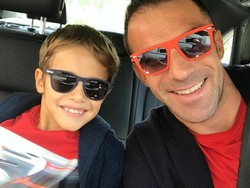 Mantan penyerang Juventus itu begitu gemar mengunggah foto kebersamaan dengan buah hatinya. Seperti ini, Del Piero mengajak Sasha, anak bungsunya, berswafoto di dalam mobil. (Foto: Instagram @alessandrodelpiero)