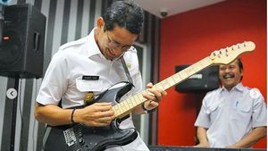 Aksi Sandiaga Ngeband Lagu Zaman Old