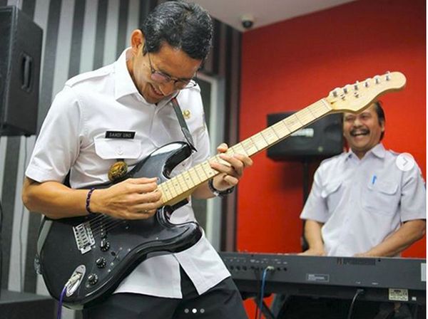 Aksi Sandiaga Ngeband Lagu Zaman Old
