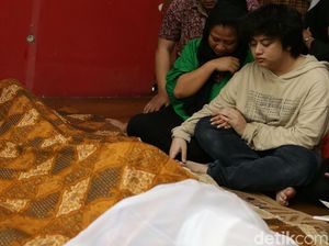 Suasana Rumah Duka Yon Koeswoyo