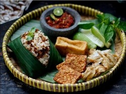 Raos Pisan! Makan Siang dengan Nasi Tutug Oncom Berlauk Komplet di Sini
