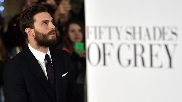 British actor Jamie Dornan poses for photographers ahead of the UK Premiere of 'Fifty Shades of Grey' in central London on February 12, 2015. AFP PHOTO / LEON NEAL / AFP PHOTO / LEON NEAL