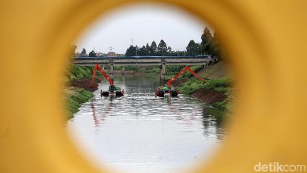 Melihat Pengerukan Kanal Banjir Timur
