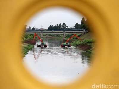 Melihat Pengerukan Kanal Banjir Timur