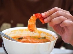 Suka Makanan Pedas Berminyak? Hati-hati Mulut Jadi Kering dan Panas