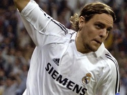 Jonathan Woodgate jadi legenda di Real Madrid saat dia membuat gol bunuh diri dan dikartu merah saat menjalani debut. Di Santiago Bernabeu Woodgate lebih banyak diganggu cedera. (AFP PHOTO / MARCELLO RUBIO)