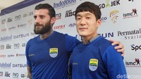 Bojan dan In-kyun diikat kontrak selama satu tahun oleh Persib. Jika performa keduanya oke, Persib bisa menambah masa baktinya lantaran punya opsi perpanjangan. (Mochamad Solehudin/detikSport)