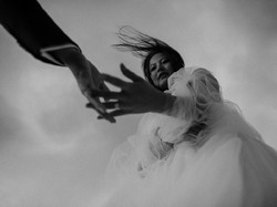 Viral Video Pengantin Hampir Terbawa Arus Saat Foto Pernikahan di Pantai