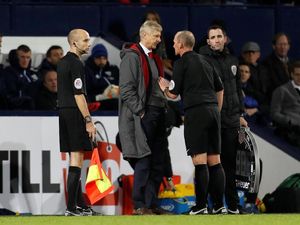 Cekcok dengan Wasit, Wenger Dihukum Tiga Laga