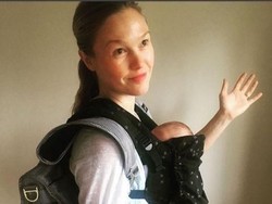 Cerita Aktris Julia Stiles Hadapi Kritikan Soal Menggendong Bayi