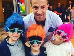 Kalau ini, ketika Del Piero mengajak ketiga anaknya ke bioskop. Tobias (kiri), Sasha (tengah), dan Dorotea (kanan) difoto dengan mengenakan rambut palsu berwarna-warni. (Instagram @alessandrodelpiero)