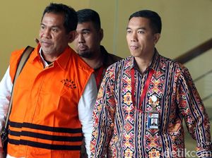 Resmi Ditahan, Bupati HST Kalsel Pakai Baju Tahanan