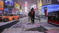 Foto: Sibuknya Para Petugas Bersihkan Salju di Times Square