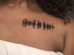 Remaja Ini Abadikan Suara Mendiang Neneknya dengan Tato di Dada